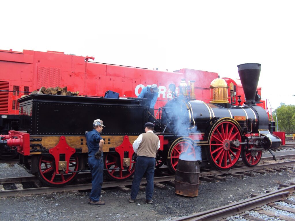 Réplique d’une locomotive à vapeur de 1848, la locomotive John Molson circule sur le site à certaines occasions de la fin mai à la fin octobre. 